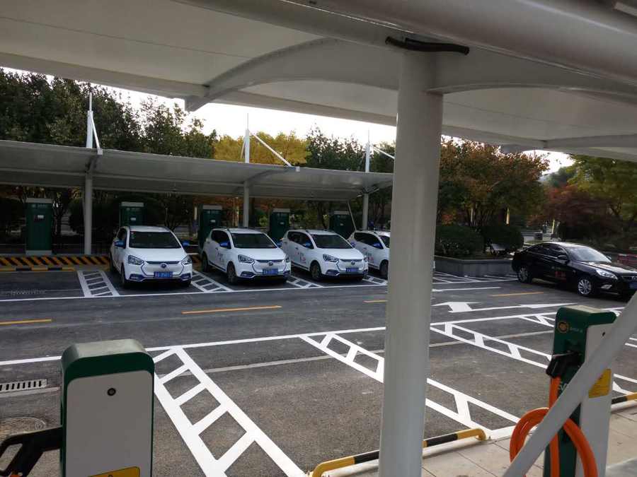 七字型的汽車停車棚，也是汽車蓬里，使用比較多的一款造型