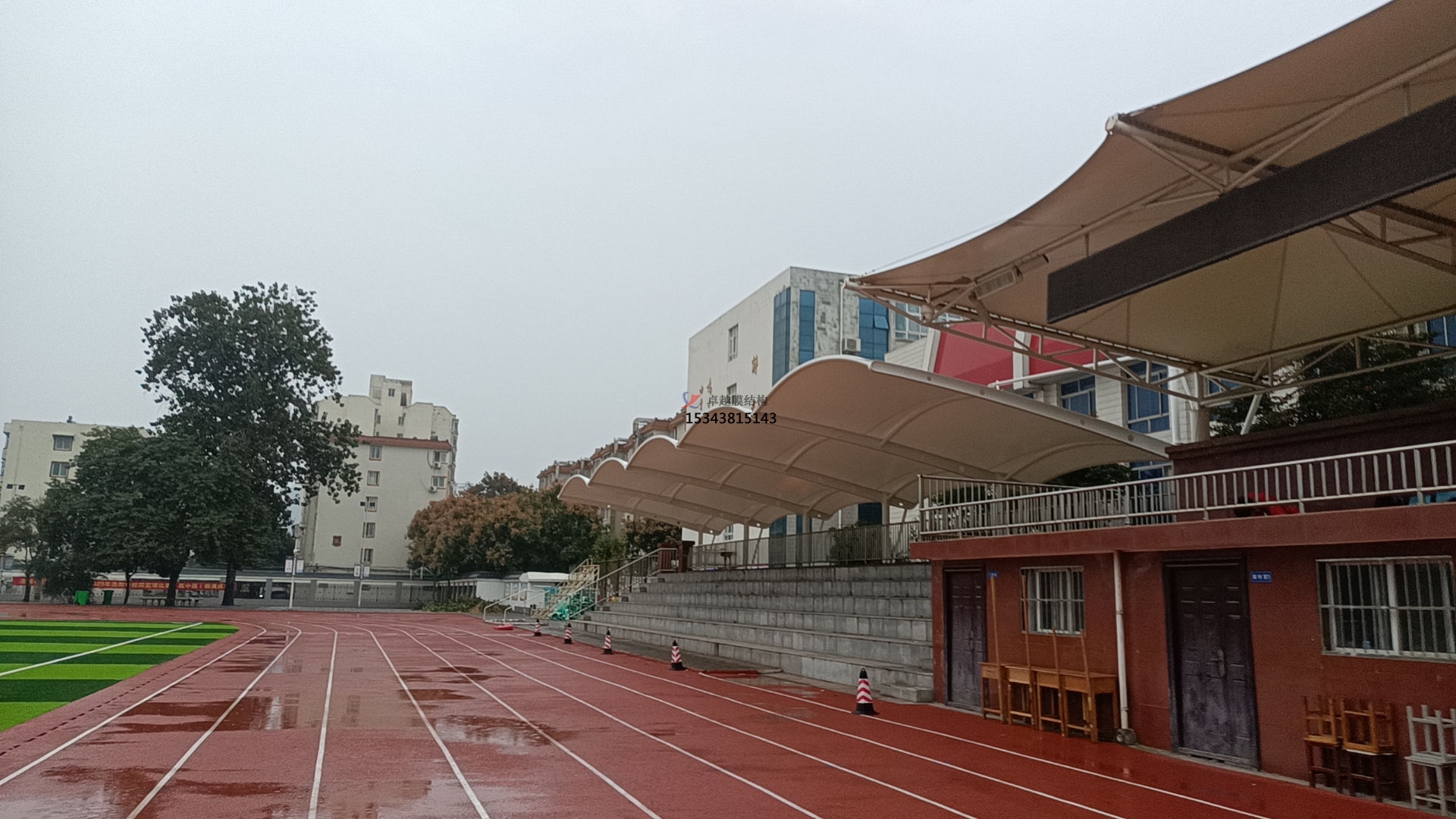 學校田徑場<font color='red'>膜結(jié)構(gòu)看臺</font>遮陽棚如何選擇材料？不同材料對其性能有何影響？
